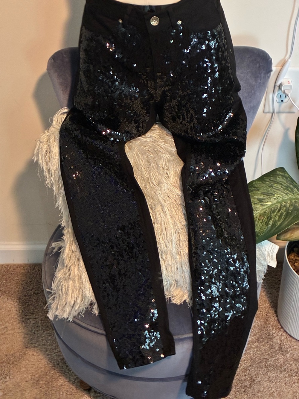 Black Sequin Slim Denim Pants
Sequin in the front denim on back